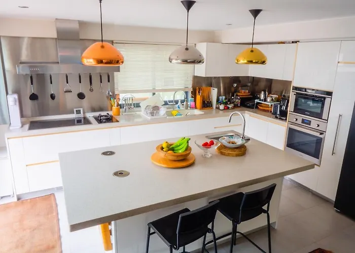 3 Storey Villa, 300 Steps From The Beach!